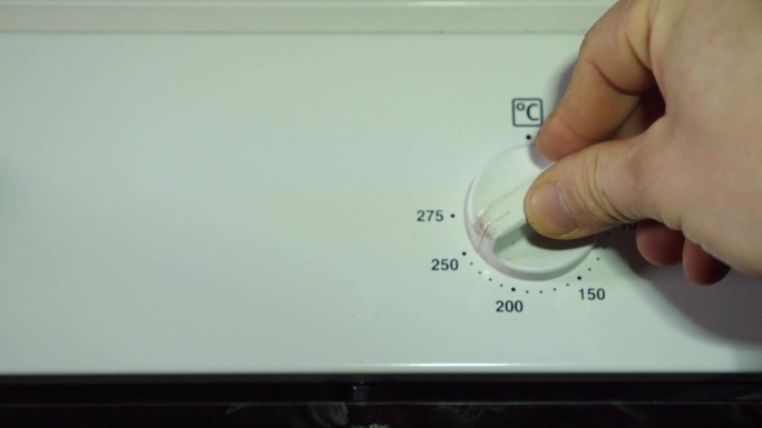 烤箱温度旋钮用右手从200度转到250度