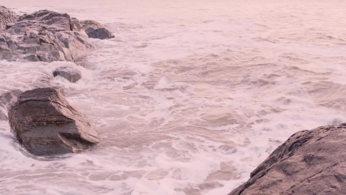 海浪撞击岩石表面
