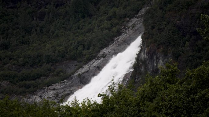 阿拉斯加门登霍尔冰川右侧的金块瀑布