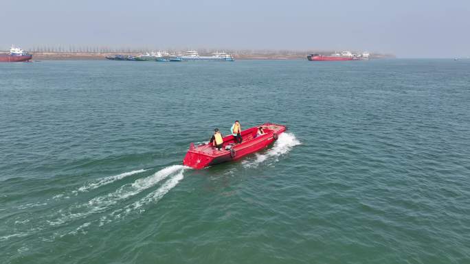 长江上的小船红色冲锋舟快艇航行前往锚地