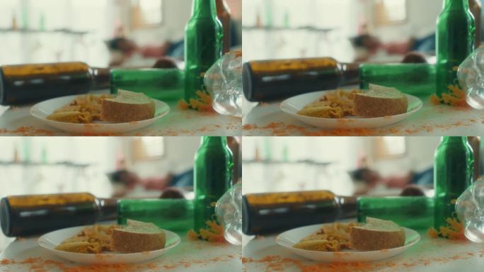 醉酒的年轻亚洲女子在家里庆祝派对后睡在沙发上。疯狂的家庭聚会后凌乱的房间。