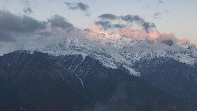 梅里雪山日照金山云雾缭绕4K延时