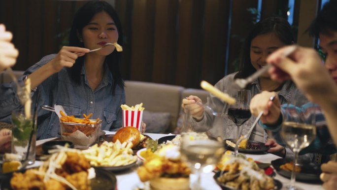 亚洲的中国朋友们在餐厅聚餐