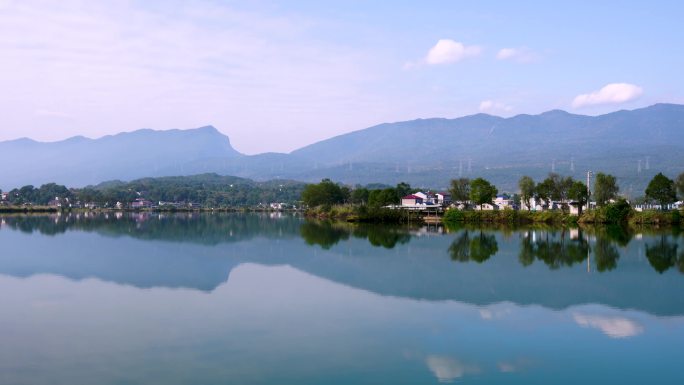 江南水乡背景 山水河流村落美丽水墨画倒影