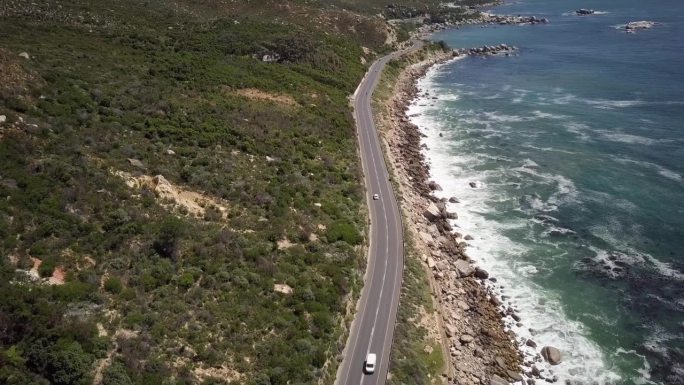 在南非开普敦十二使徒山旁的坎普斯湾岩石海岸的公路。无人机航拍