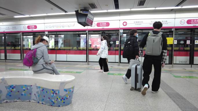 乘客等车上地铁
