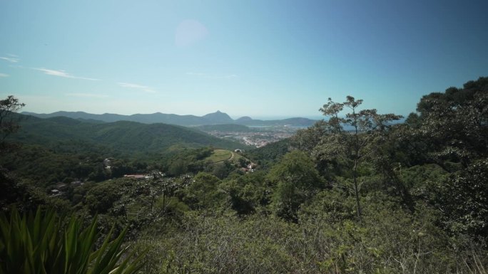 从Parque da Cidade保护区俯瞰Niterói海洋地区的全景，周围是大西洋森林生物群落的