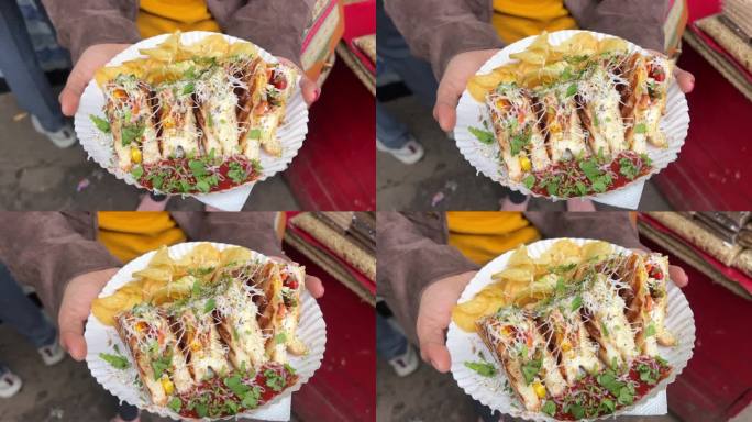 印度加尔各答路边摊上的印度风味芝士玉米三明治俯视图。