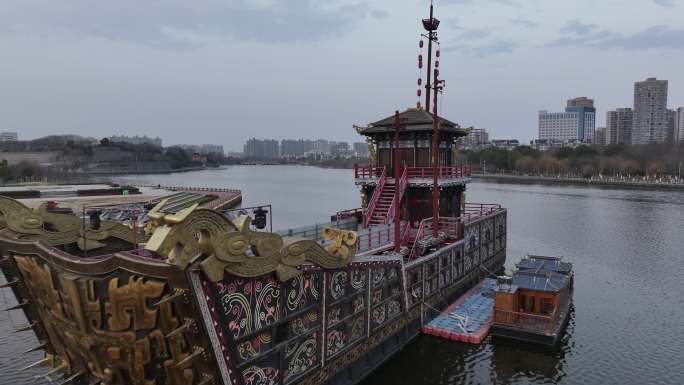 荆州古城护城河上的画舫酒馆航拍