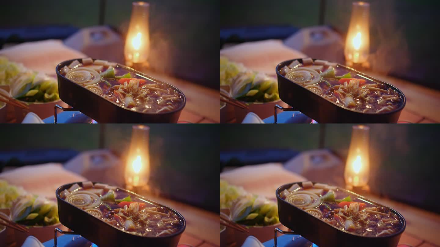 一个人用筷子享用美味火锅的特写，背景是温暖的烛光