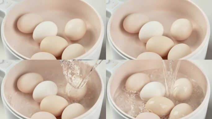 放入鸡蛋的锅中加入清水