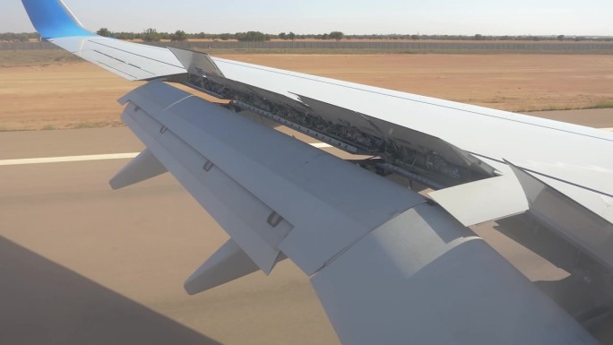 在一个阳光明媚的日子里，在摩洛哥阿加迪尔，飞机机翼展开襟翼着陆