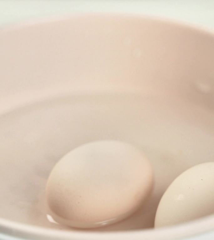 锅中放入鸡蛋