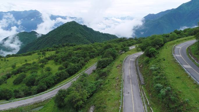 夏日雨后云雾九顶山航拍山路盘旋弯曲