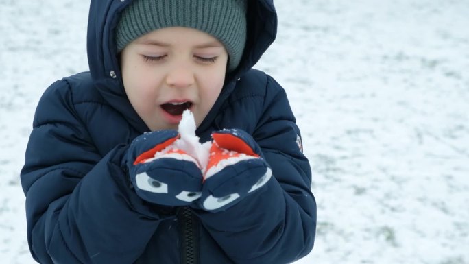 小孩子在冬天玩雪，吹雪花，慢动作