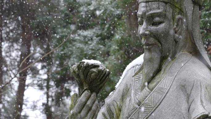 药圣李时珍雕像雪景