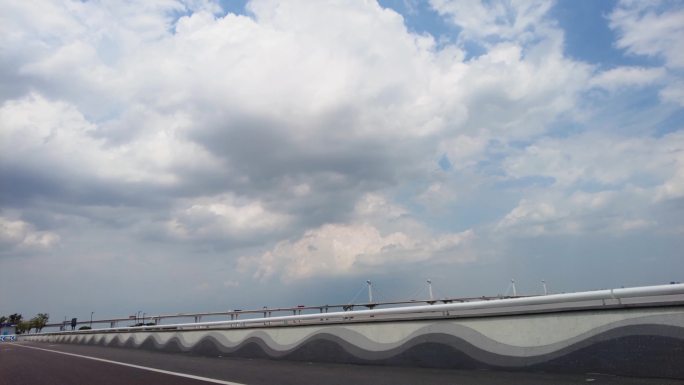 杭州钱塘江江边遥望远处的江东大桥