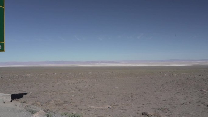 道路标志摩羯回归线在干旱的萨拉尔德阿塔卡马沙漠的贫瘠景观靠近圣佩德罗德阿塔卡马在智利沿着帕索西科通过