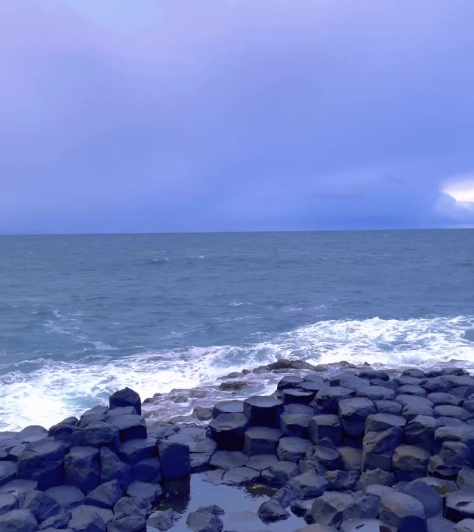 北爱尔兰巨人堤的美丽日落景色。