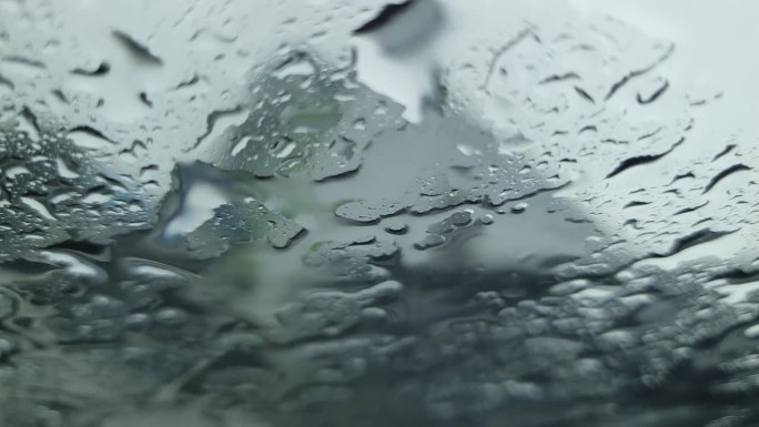 从车内看到雨滴打在车窗上