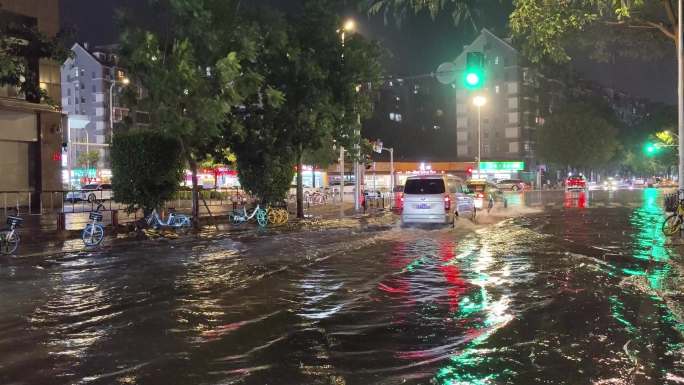 城市内涝 暴雨淹水 电动车涉水 排水系统