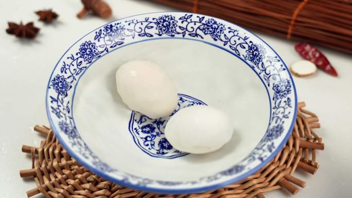 碗中放入煮熟的鸡蛋