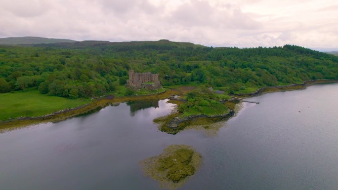 航拍:中世纪的邓维根城堡建在俯瞰海湖的高架岩石上