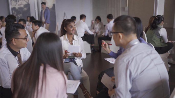 焦点小组亚洲工作坊参与者进行小组讨论，在商业工作坊期间进行头脑风暴