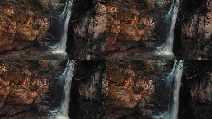 新鲜的空中风景，水瀑布与流动的溪流从岩石覆盖的植物