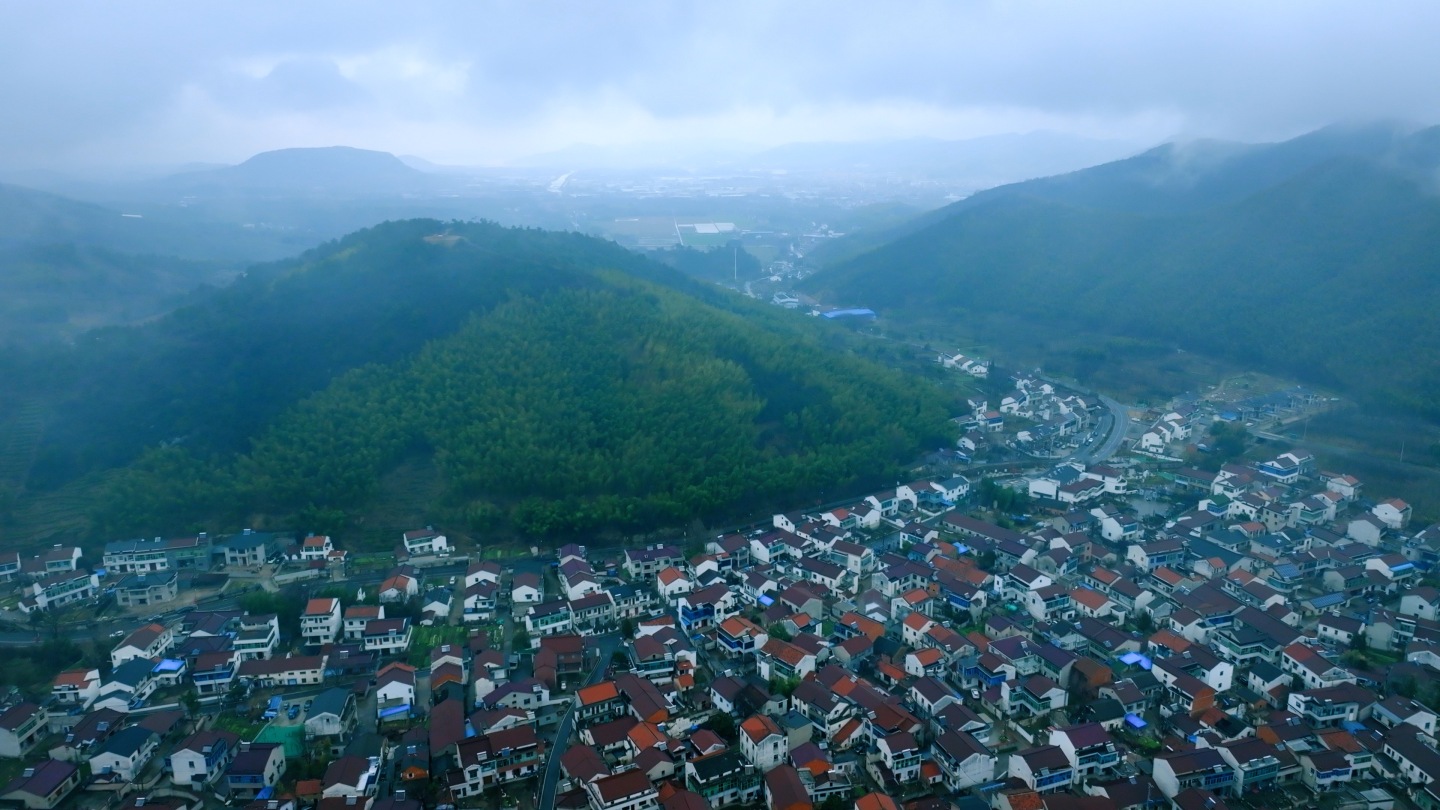 青山云雾人家村落烟雨朦胧农村竹海云雾