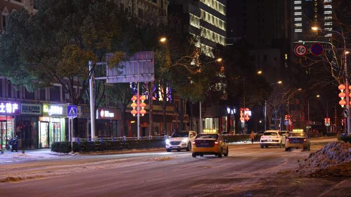 夜晚冰雪天气的道路交通