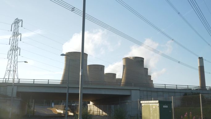 拉特克利夫的热电厂，有冷却塔和架空电线