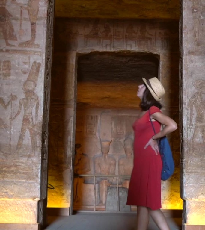 一名年轻女子正在参观埃及南部努比亚纳赛尔湖畔阿布辛贝神庙的内室。法老神庙拉美西斯二世，4k视频
