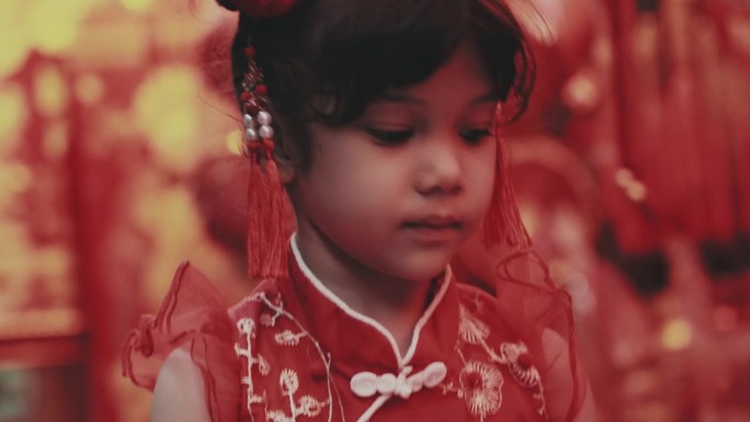 可爱的小女孩拿着红灯笼庆祝新年