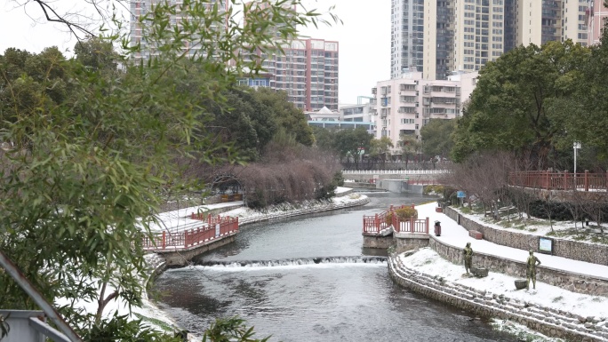 雪天的河道