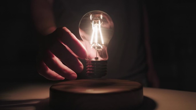 创意新想法概念用手浮灯泡，商业，成功，智慧，灵感，想象力，天才