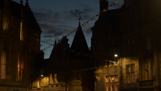 黄昏时分，历史名城爱丁堡老街的节日装饰