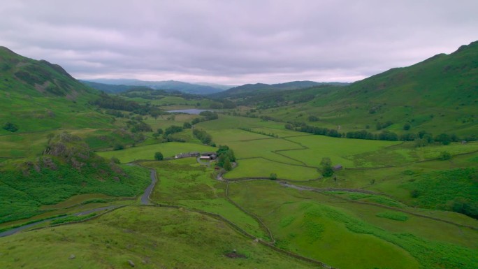 空中田园诗般的山区乡村在风景如画的湖区，英国