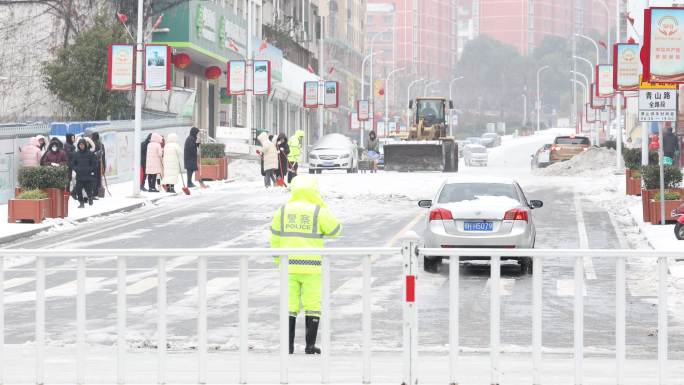 冰雪道路上警察指挥交通