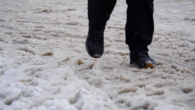 脚步 暴雪 雪  路面积雪 脚步积雪