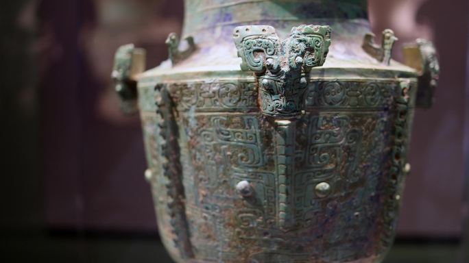 商代兽面纹青铜尊，安徽省博物院藏