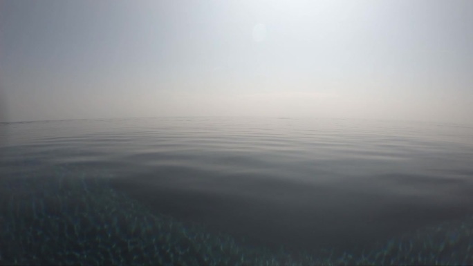 夏季室外游泳池的水波面，天空中有云的运动场景