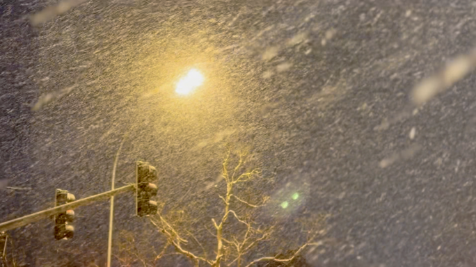 城市夜晚下雪的街道