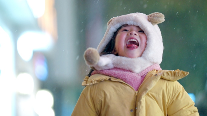 冬天城市街道下雪人群 武汉人文人流雪景