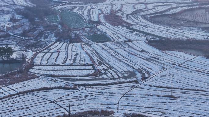 4k航拍冬天大雪覆盖农村田地