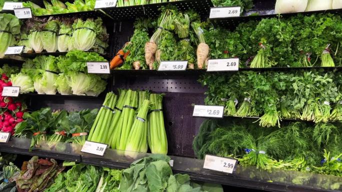 超市里的新鲜蔬菜。购物。有机农场食品。