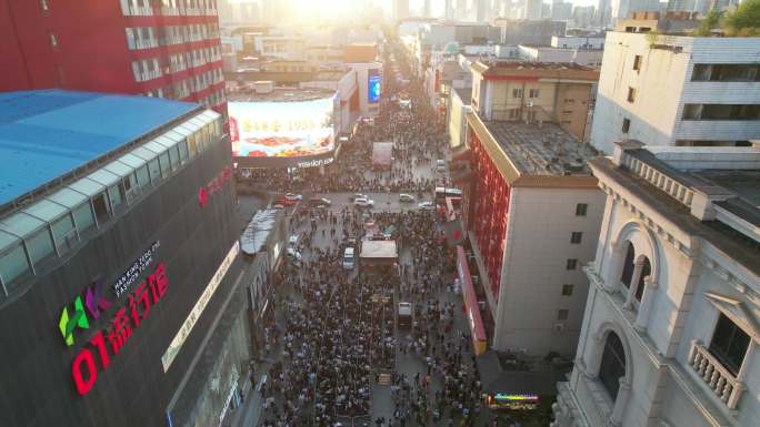 夏季沈阳中街热闹人群 商业街拥挤人流