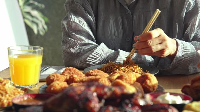 餐桌上的新鲜亚洲美食特写。以东方产品为原料的亚洲烹饪配方概念。女人喜欢吃面包奶酪和炒面