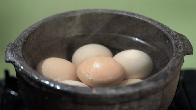 煮开鸡蛋的砂锅打开锅盖