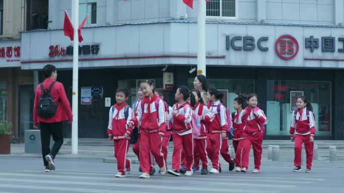 4K老师护送小学生过马路 学生过马路